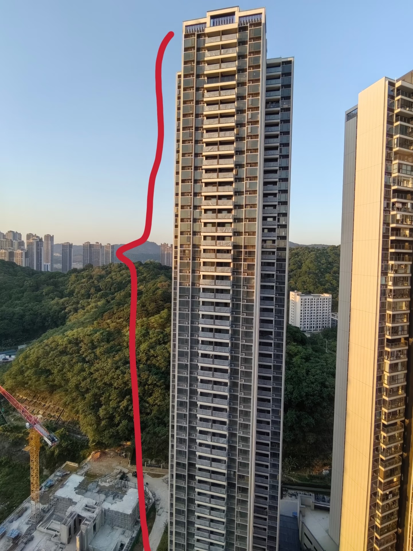 男子住40层因每天等电梯20分钟卖房 现在，真的很多都是超高层住宅，特别是深圳那