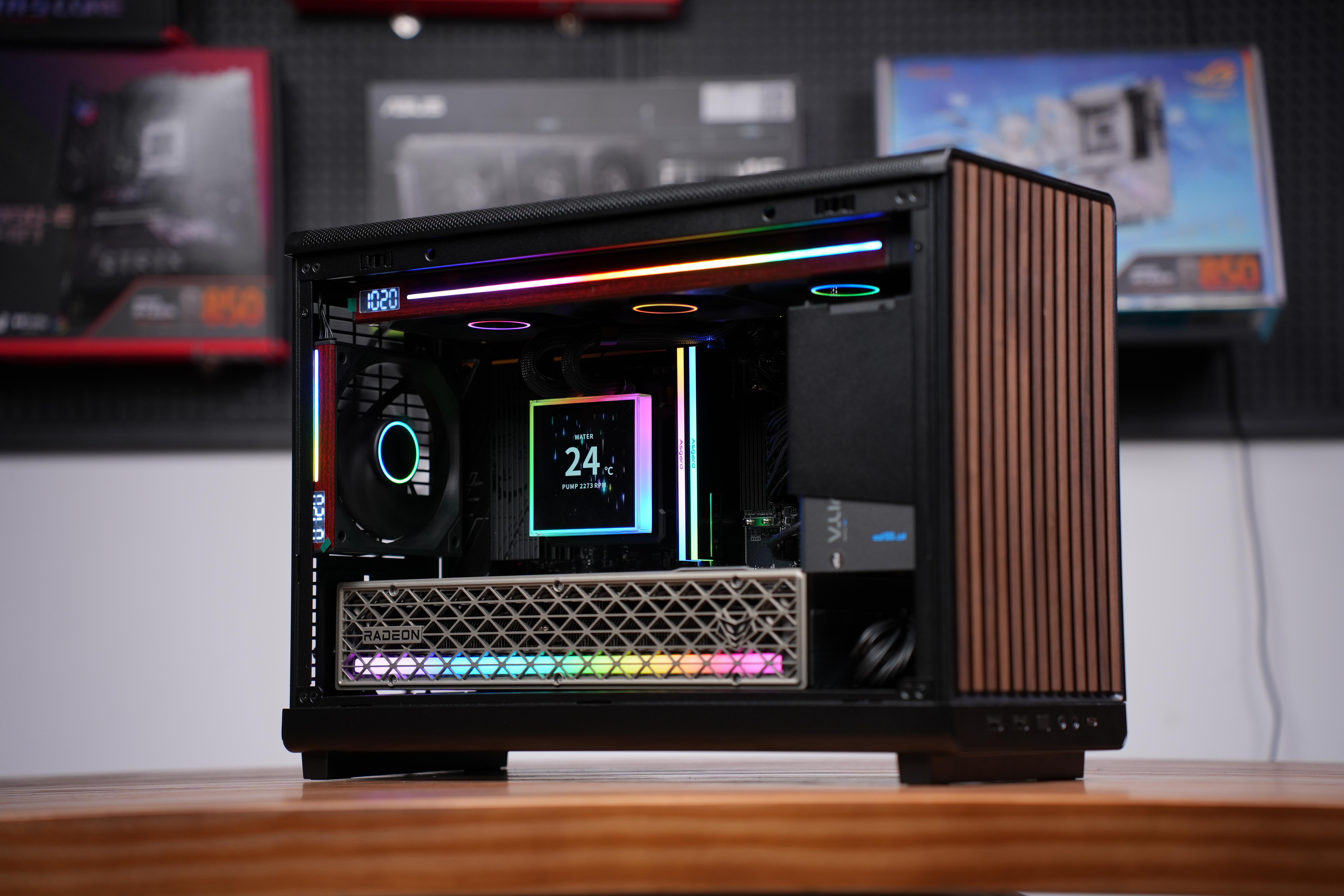 联力A3木头版+背插RX9070XT氮动+木纹风扇套组。 敌鸽电脑展示柜