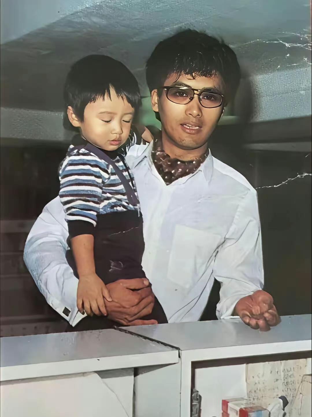 1984年的香港片场，29岁的周润发，抱着4岁谢霆锋买汽水
 
那年周润发29岁