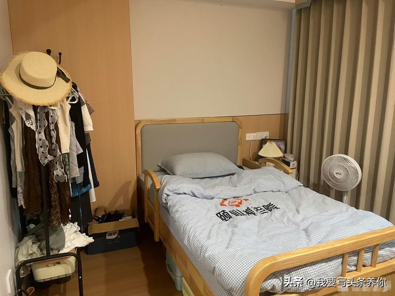 年轻人住进养老院，
这笔账算对了。
浙江乐清有个27岁姑娘住进了养老院，就住她奶
