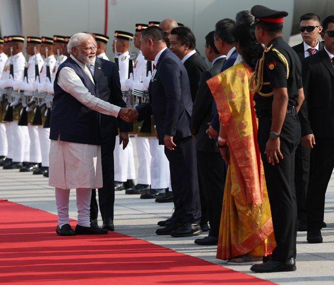 莫迪：抵达吉隆坡。
我非常感动于我的朋友，安华·易卜拉欣总理在机场给予我的热情欢