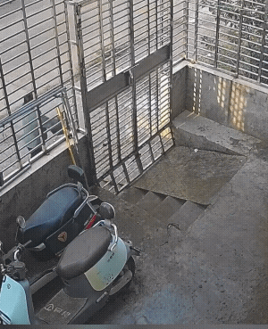 她泼的不是水，她泼的是粪。
她泼的不是别人家，她泼的是儿子家。
虽然来龙去脉双方