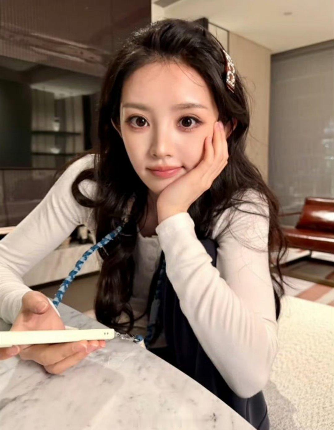 田曦薇没刘海差点认不出来不留刘海也挺好看，有点韩国女明星的感觉，确实她的辨识度真