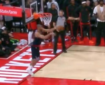 我的天，这个快船关键底线球失误是真的不应该呀火箭快船最后一分钟多次反转 而且最后