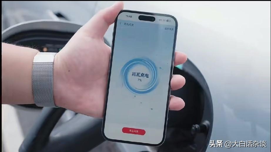 谁能想到现在的电动汽车充电时间比手机还要快了。
之前的手机充电需要8~10个小时