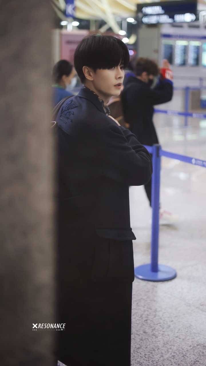 这种帅哥受邀出国参加时尚活动才是为国争光嘛[吹风车]任嘉伦给我人帅没了！！！期待