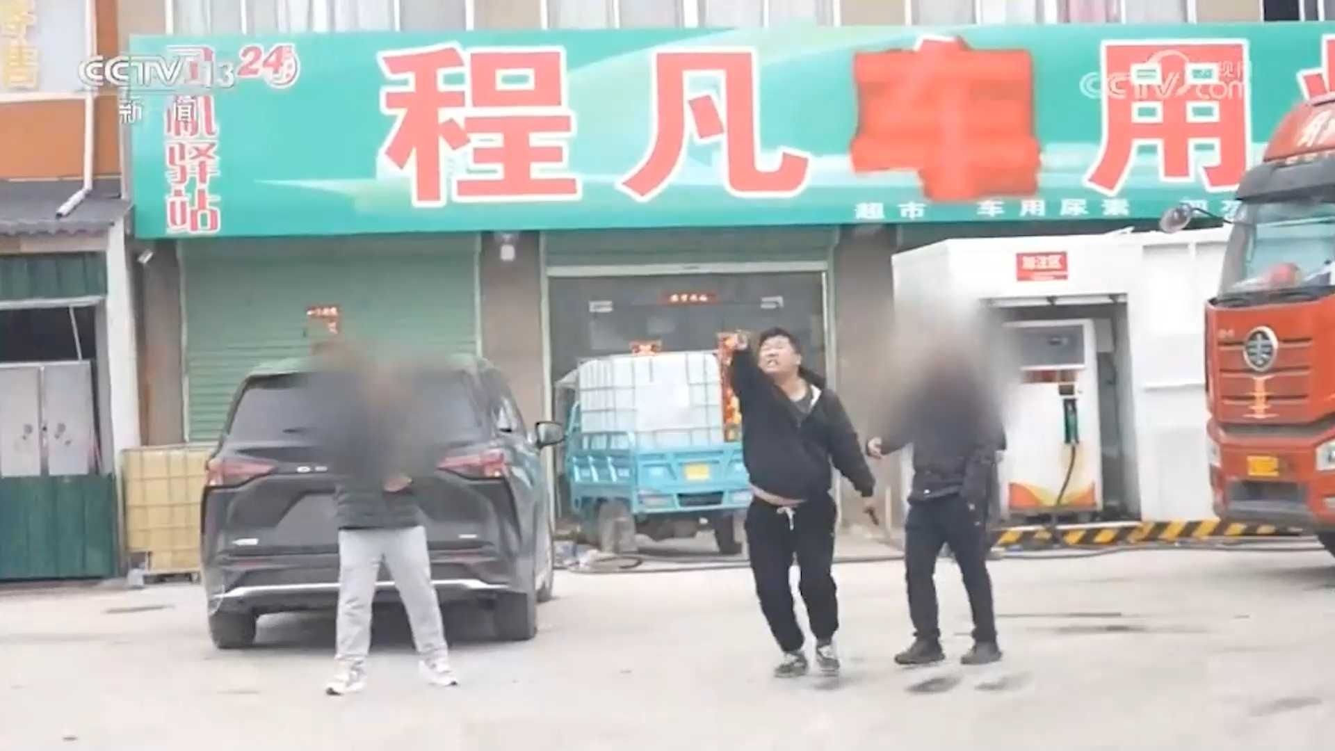 央视记者暗访“黑加油站点”遭围攻、威胁 老板追着骂“赶紧滚”