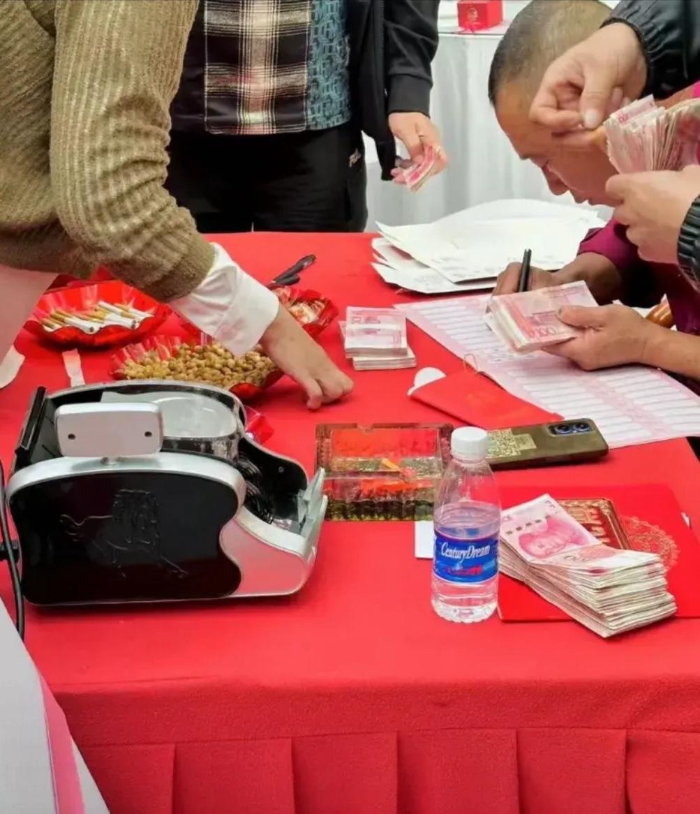 不管是城市还是农村，家有红白事，亲戚朋友随份子，这是老祖宗流传下来的传统礼节。很
