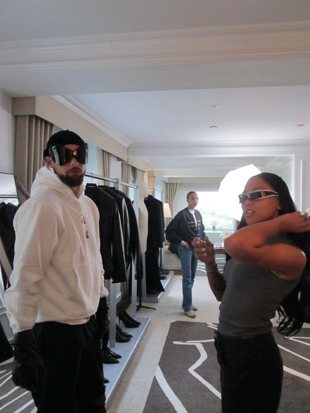 以前库里要几套免费的联名都不给批这次Met Gala直接起范The Currys