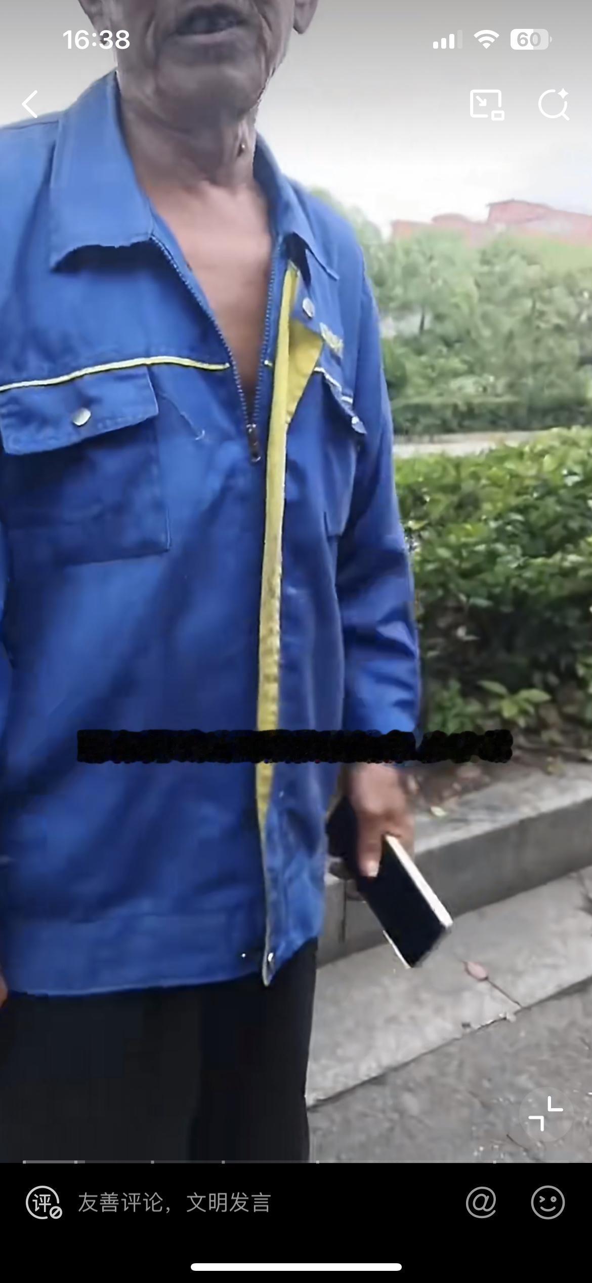 环卫大爷垃圾桶捡到手机，索要 1000 元感谢费，女子佯装答应，找警察叔叔要回了