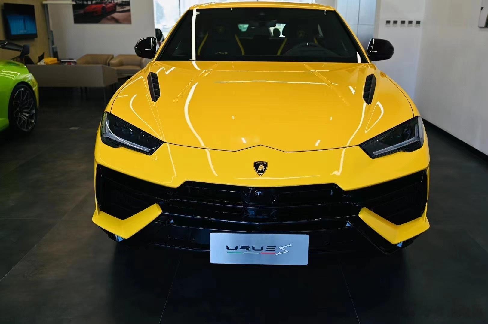 新到黄色URUS S裸车33X万含消费税 ​​​