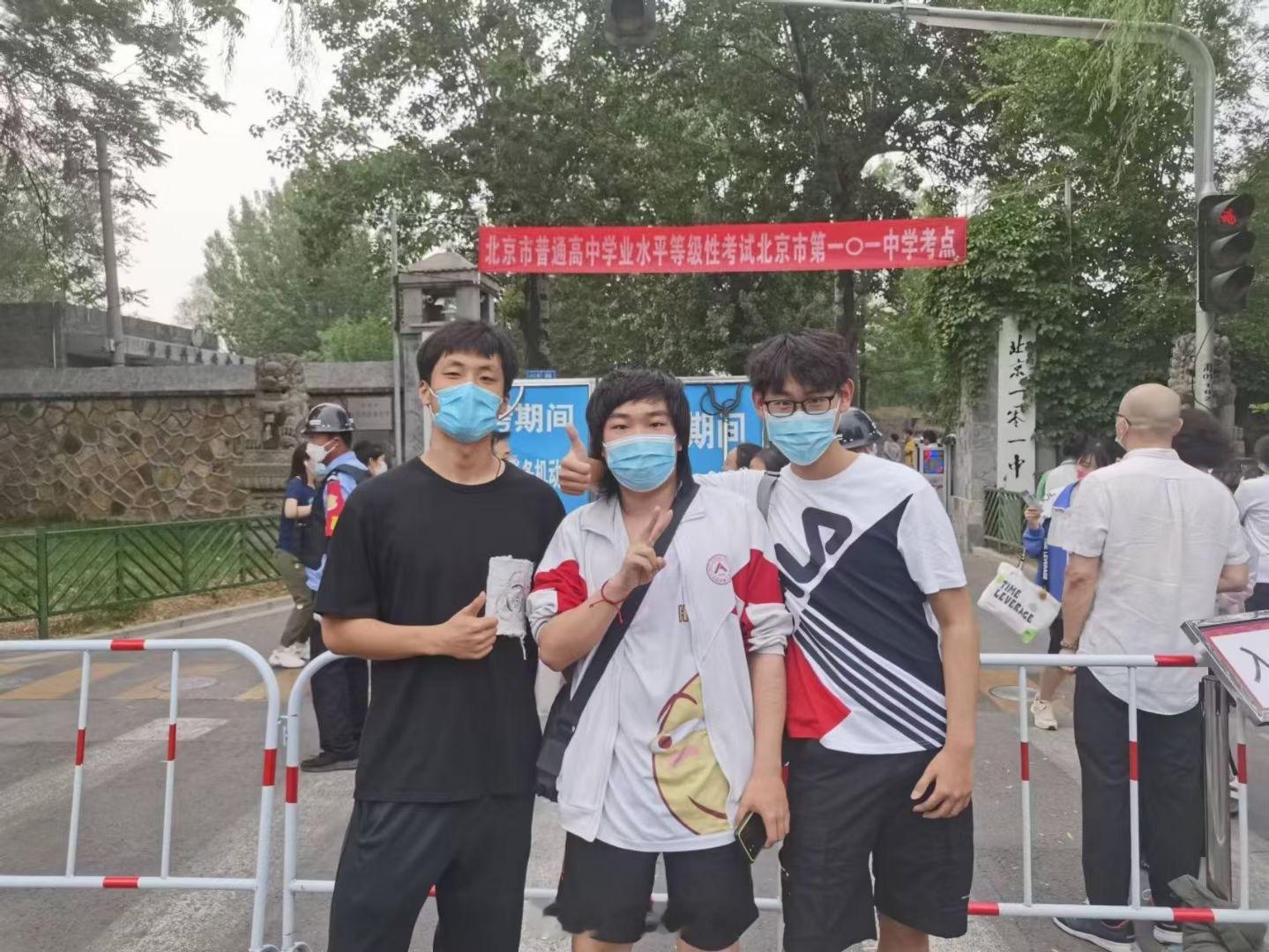 高考查分当年考点在 101 中学，考完直接去北大门口拍了张照片[doge]如果各