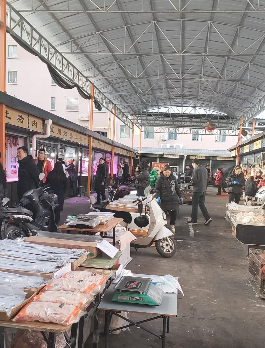 桢州早市是韩城物价的风向标，天刚亮买肉的人已经不少，寻了一下价格，前几天老板提醒