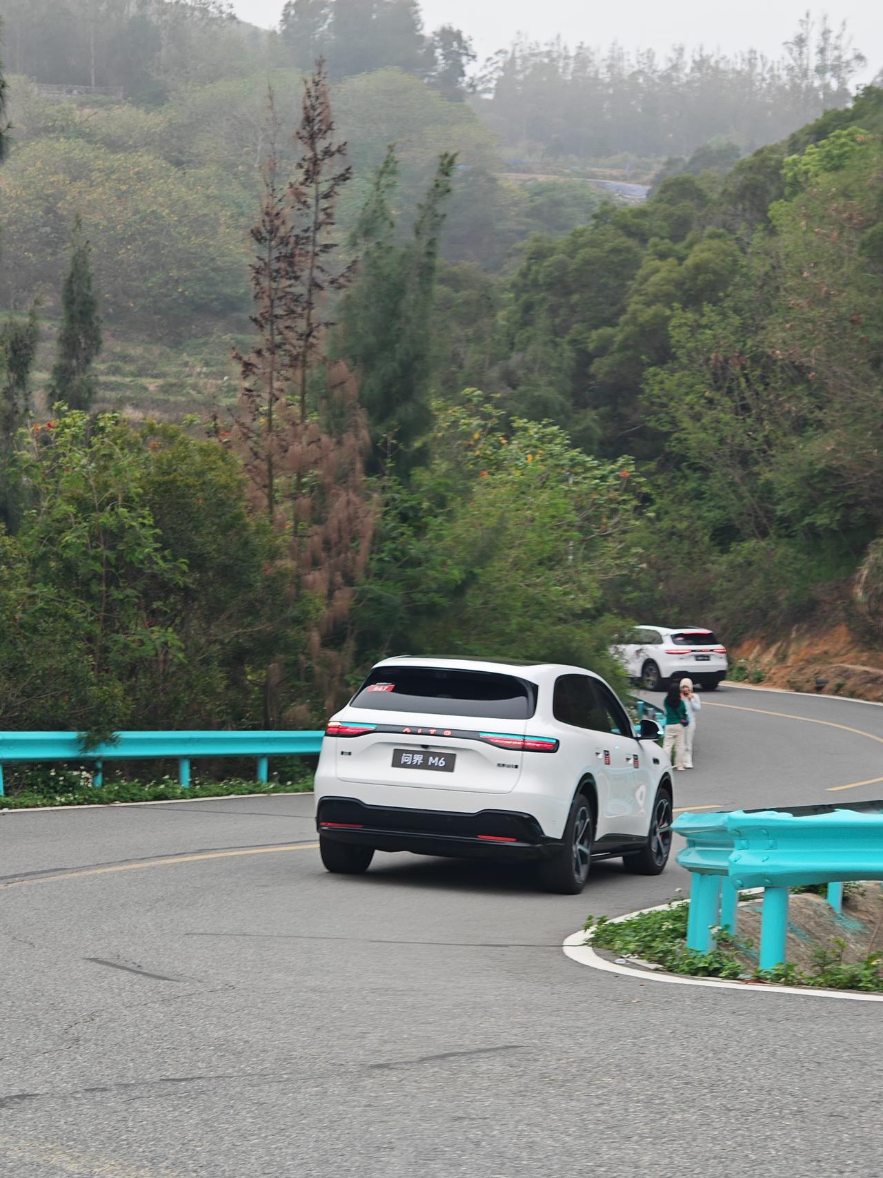 路上看到野生的问界M6
不知道为啥？像在国外看到中国车的心情，就拍了…
问界m6