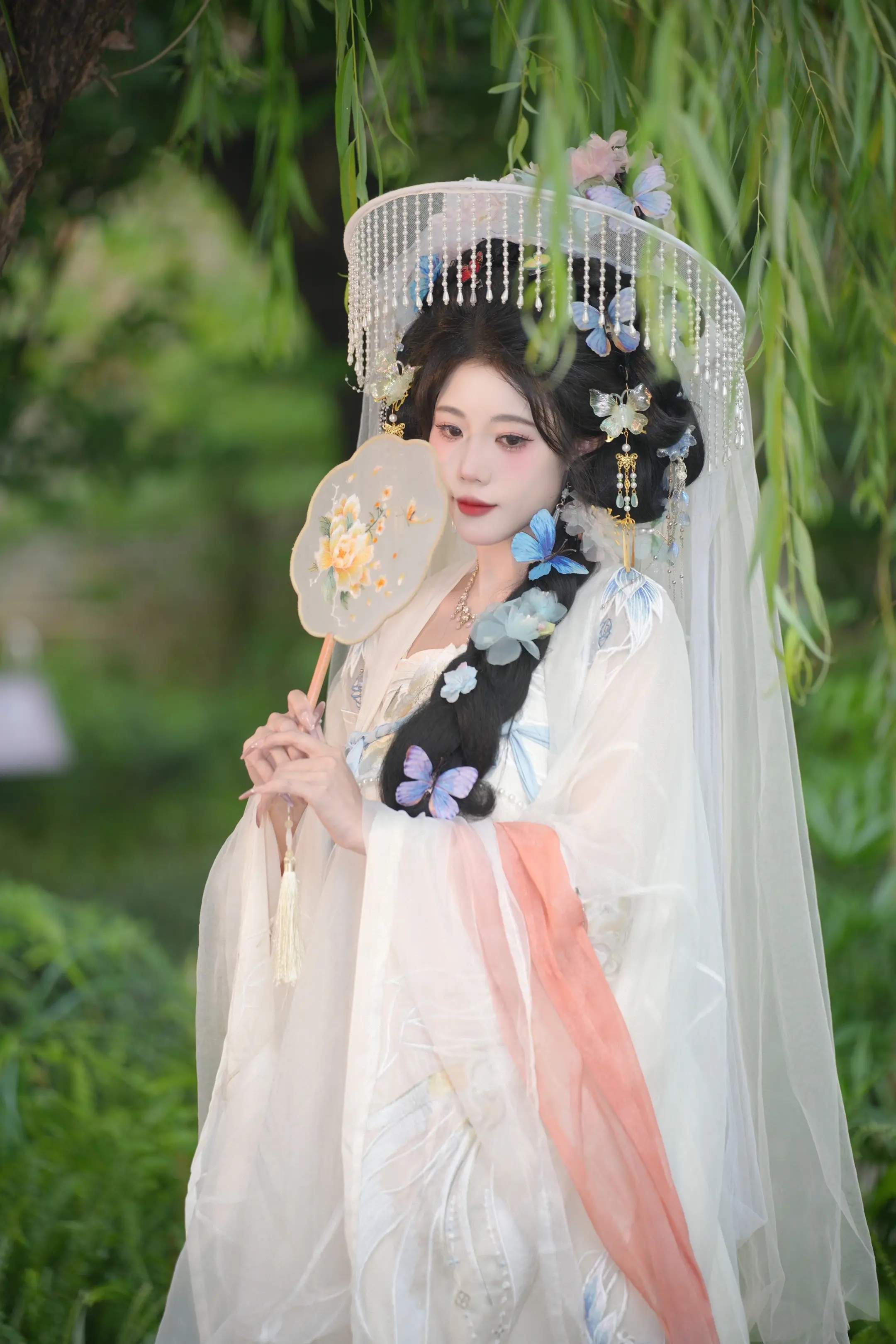 风吹帏帽三尺纱 半遮春色半遮她。