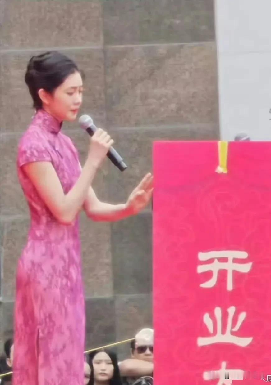 不是说刘浩存颜值不够，
而是相较于她的身材，
脸显得不够看了。
除了热巴，这是我