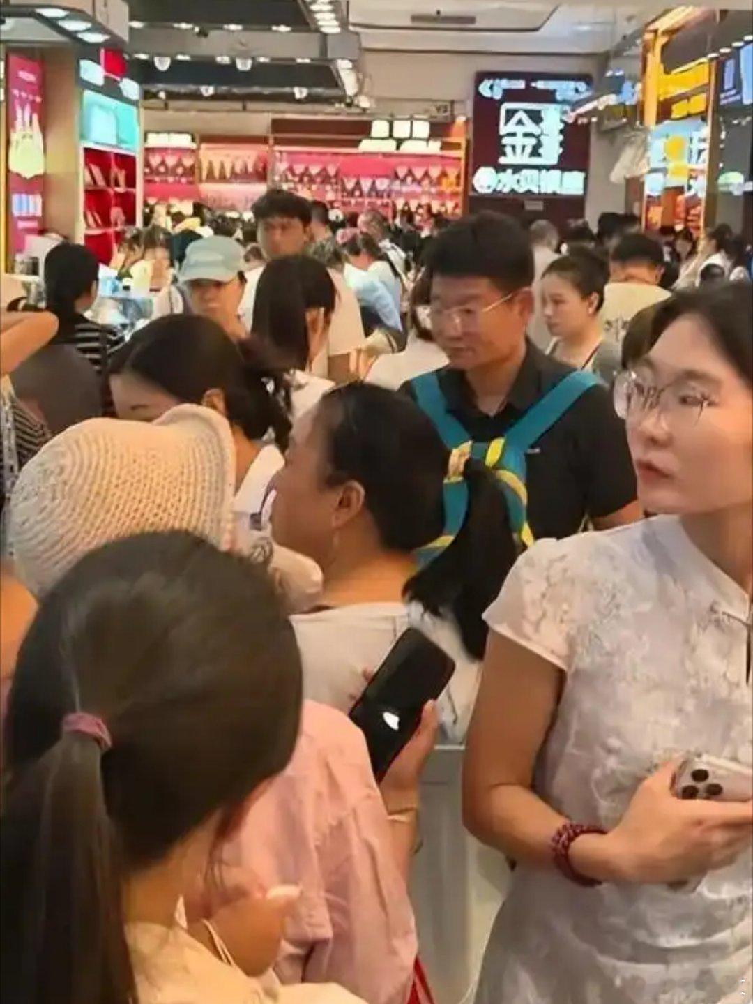 很多人只盯着深圳水贝被挤爆的表象，却忽略了决定这一局面的底层参数：消费刚需在价格