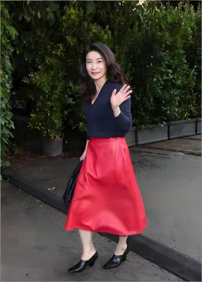 霍启刚：这还是我老婆吗？郭晶晶米兰时装周美得不敢认！ 