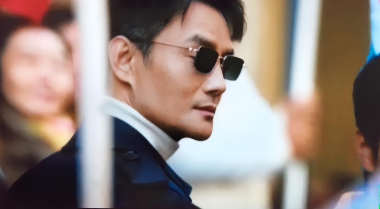 《交锋》为啥被称为《金丽娜传》？是因为每个人都想利用她吗？
图片

看谍战剧《交