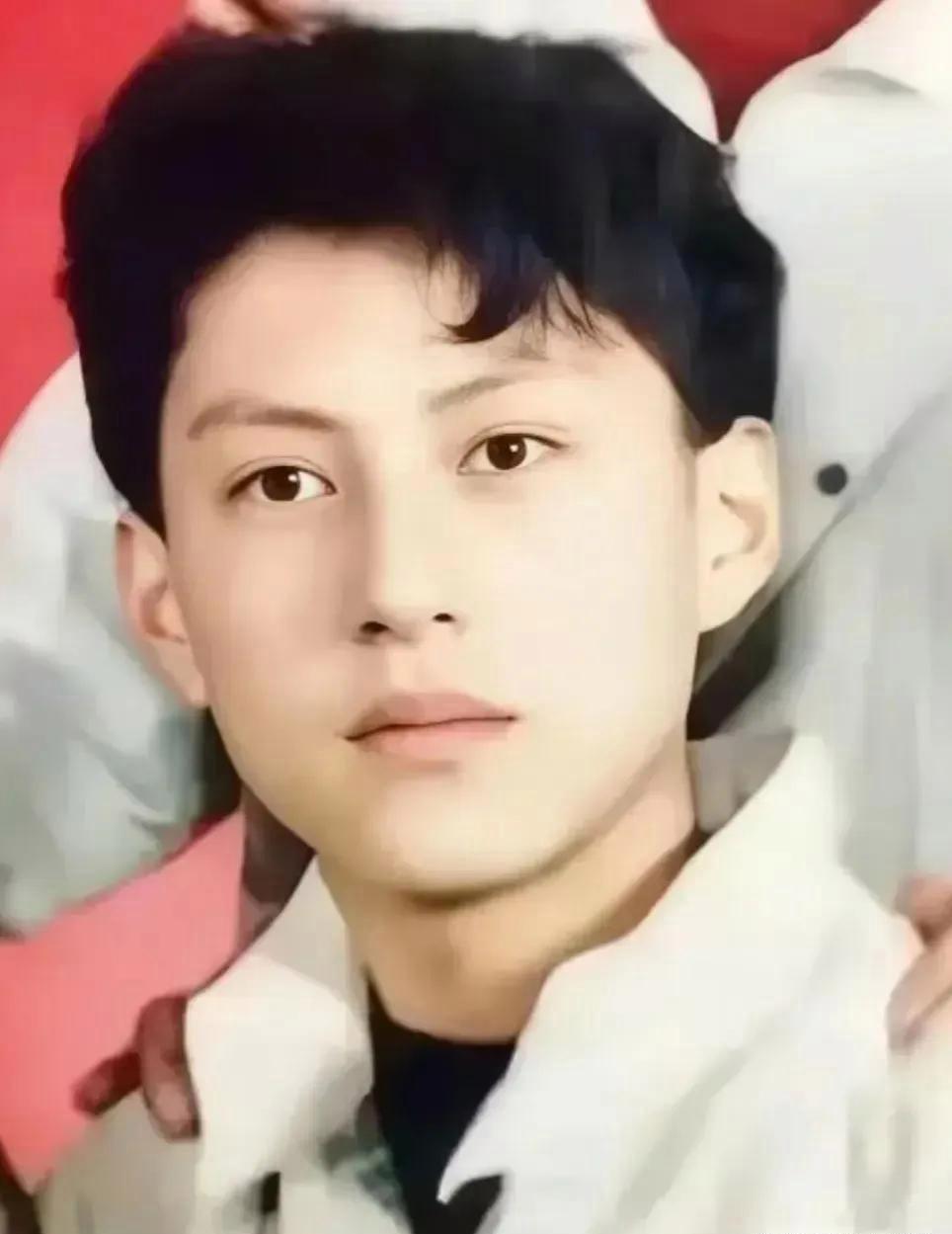 不少人说靳东属于大器晚成、越老越帅型，年轻时两腮塌陷，脑袋又长又窄，直到中年发腮