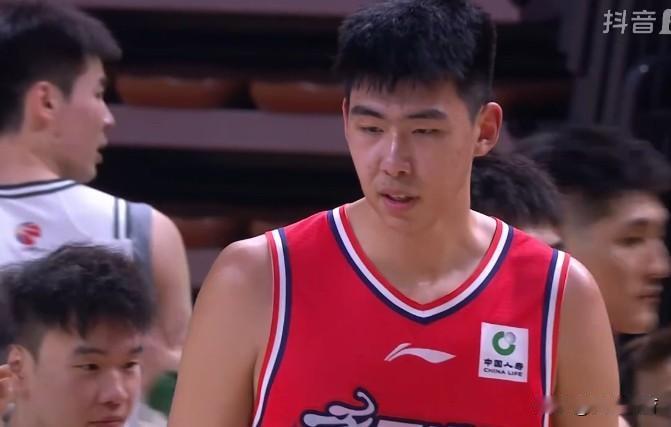 广州龙狮加时力克同曦，郭艾伦、徐昕两大功臣居功至伟！

①郭艾伦复出砍16分，末