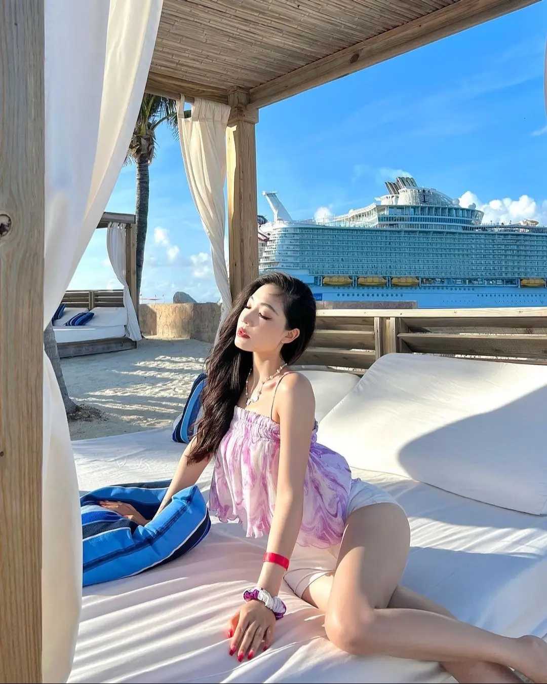 “后来与朋友谈笑风生间你的名字前多了一个从前”错的人教你长大，对的人陪你长大。