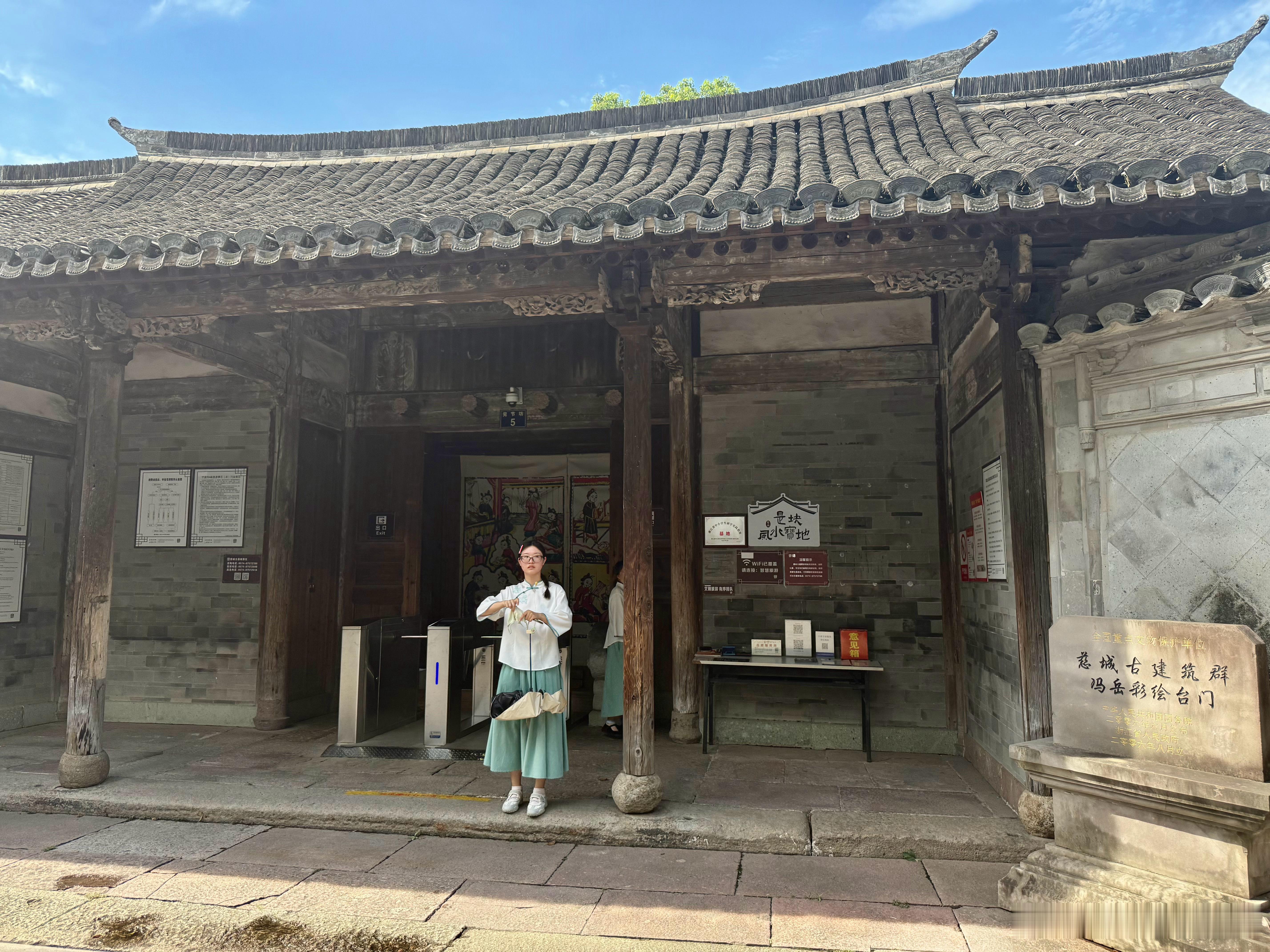 打卡慈城古建筑——冯岳彩绘台门，冯岳何许人？百度了一下，浙江慈溪县人，明朝官至南