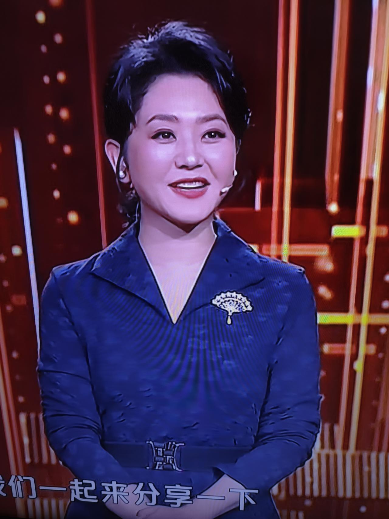 好久没看到方琼了！刚才看到她在主持《谢谢你来了》，感觉她还是我印象中的样子，那时