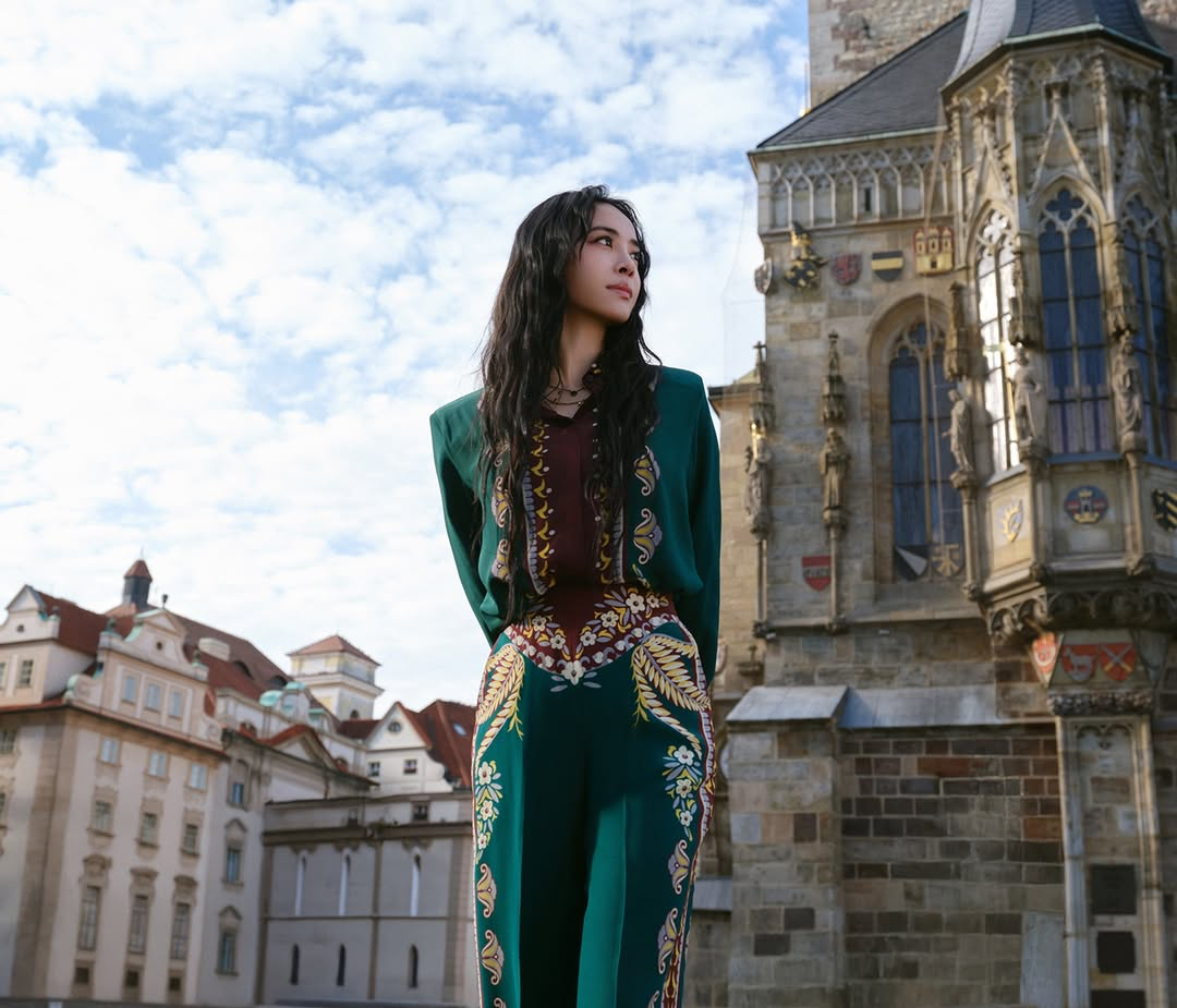 蔡依林〈布拉格广场〉全新MV这次远赴当地取景拍摄。当年MV其实是在台北拍摄，这次