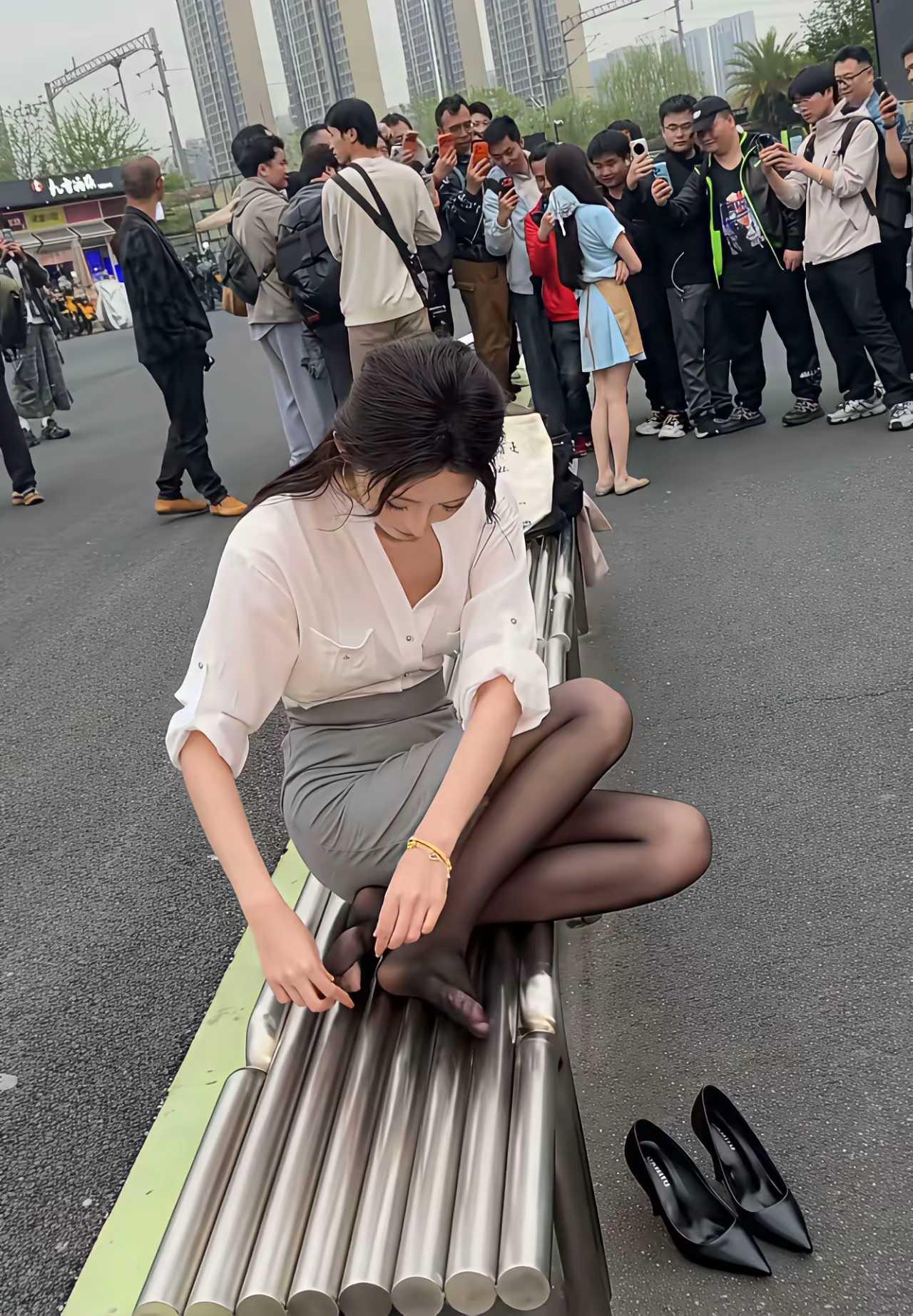 只要自己不尴尬，尴尬的就是别人。性感的黑丝袜脚。