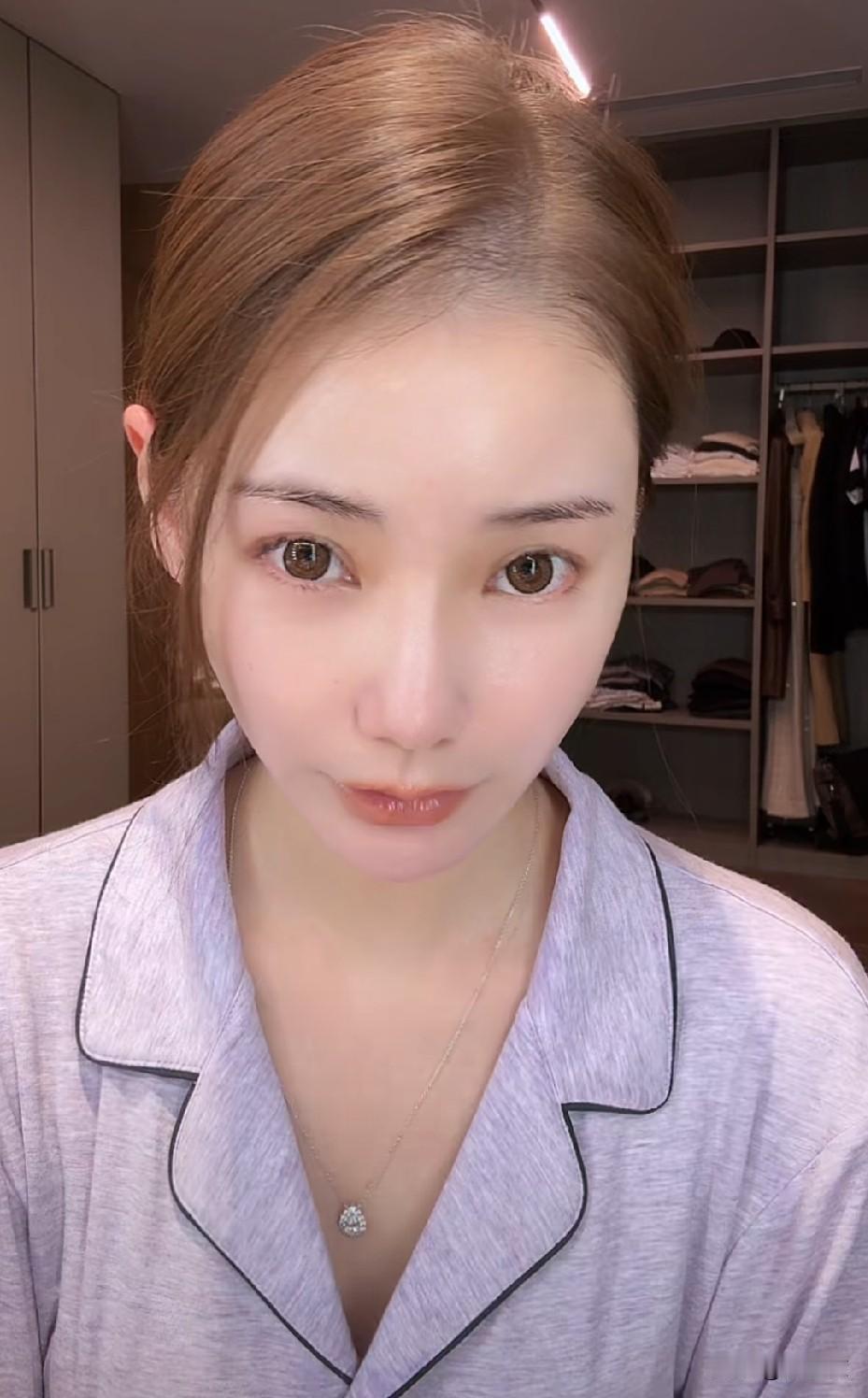 马筱梅其实挺好的一女孩，忙碌中也要开一会直播，虽然在家是独生女，但是一点也不矫情