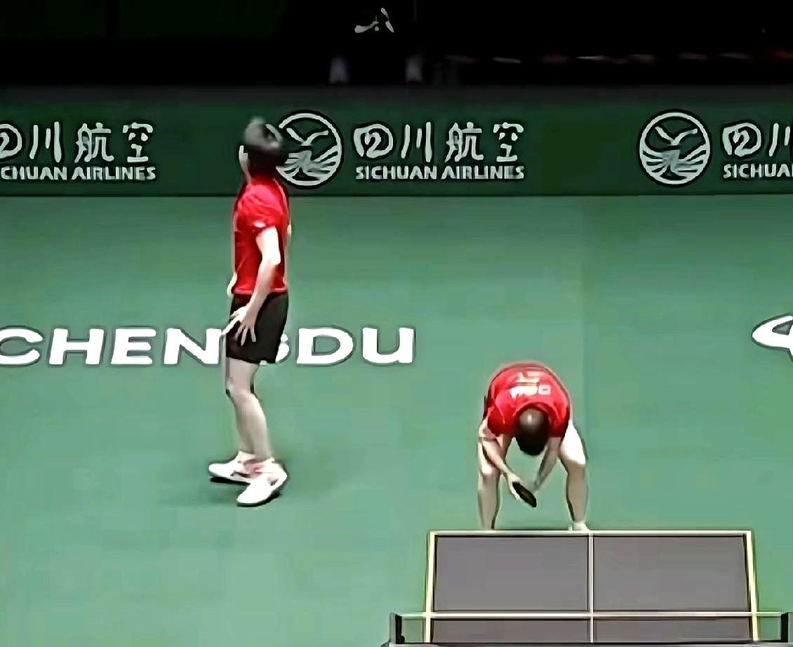 国乒混团世界杯开打，王楚钦和的混双比赛就贡献了一个名场面。

当时一个机会球失手