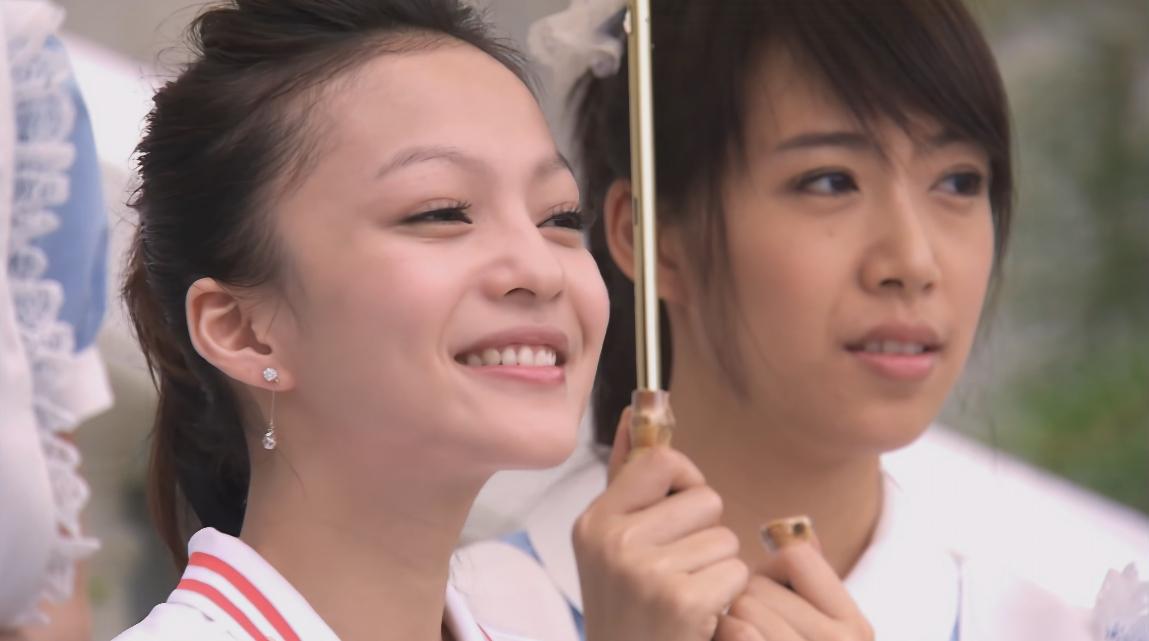 小麦的耳环小巧精致，挺适合她的。
#公主小妹#