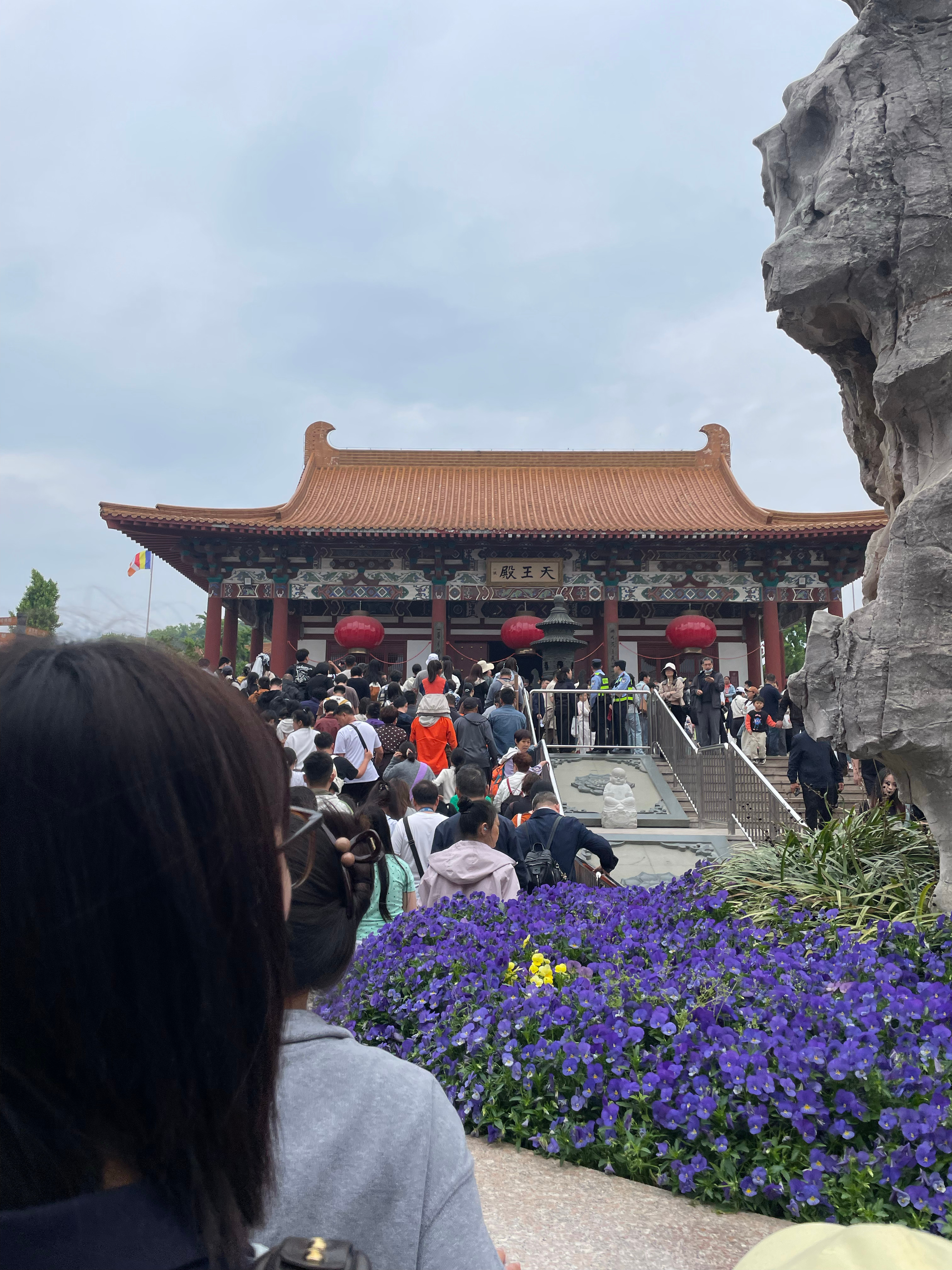 宝莲寺人是真多我找个拐角等他们一点都不想去挤 