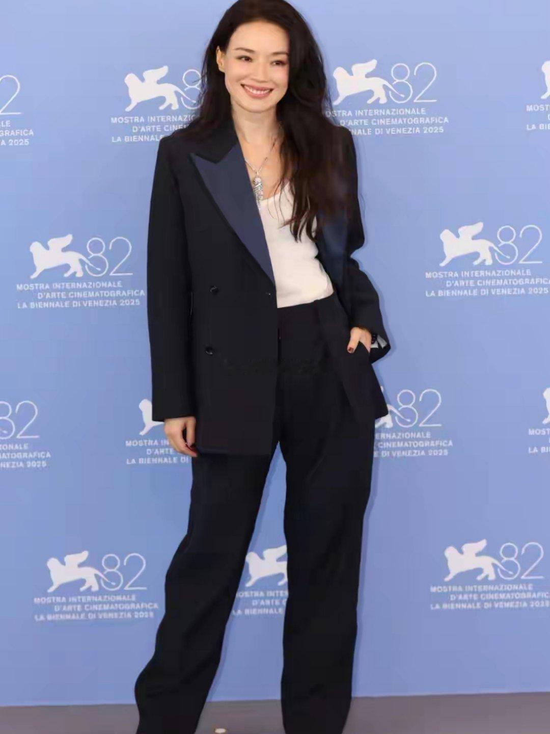 舒淇亮相威尼斯电影节活动，黑色西装内搭白色背心，干练不失优雅 ​​​