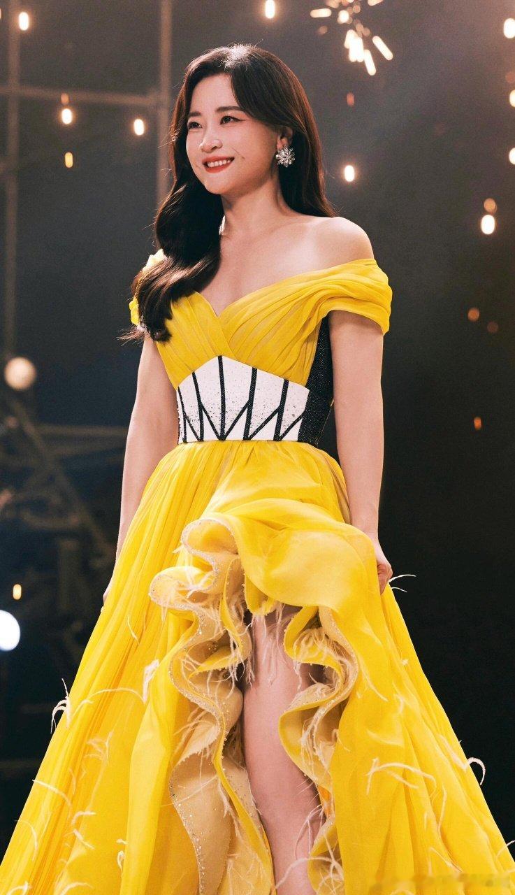  玲姐的肤色虽然变深了，但治愈感丝毫不减，依旧是那个能给大家带来欢乐的暖心人，真