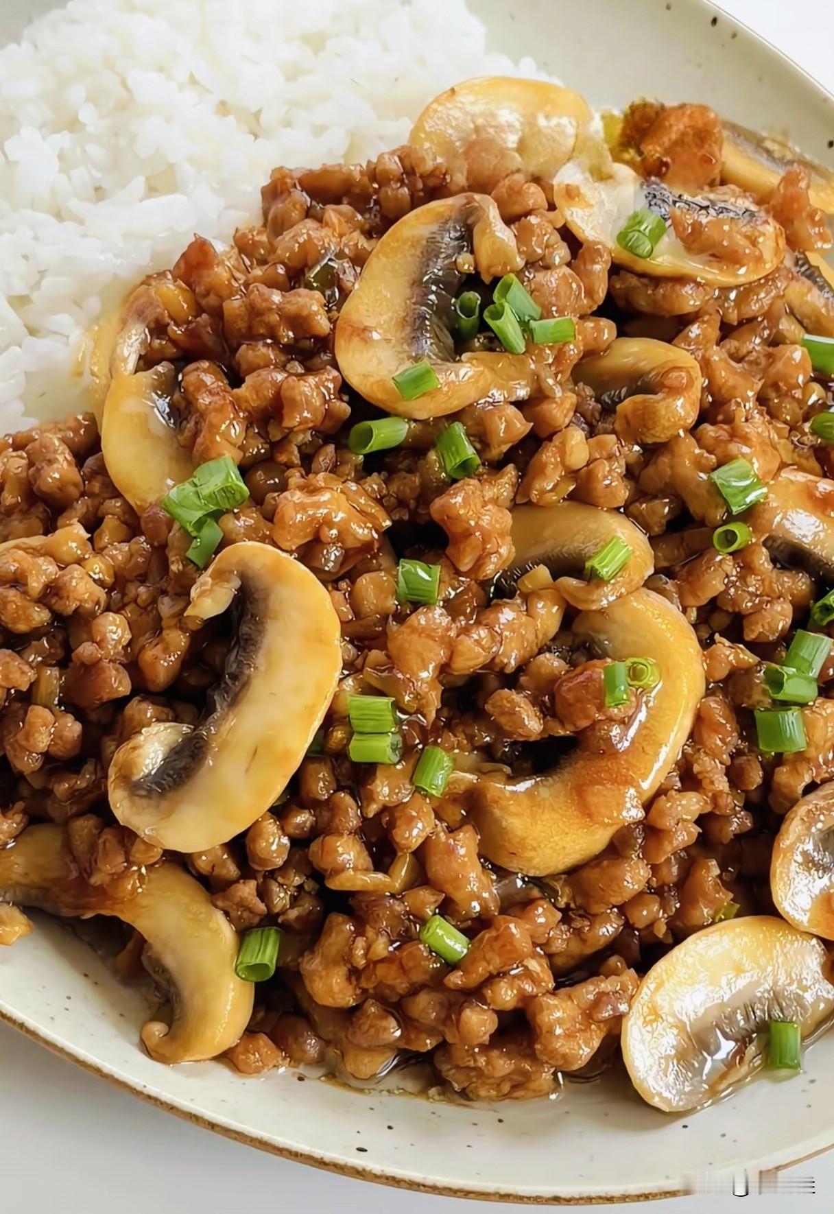 我是真没想到，老舅做的肉沫口蘑，鲜到舔盘，两碗米饭根本不够！
 
咱就是说，春节