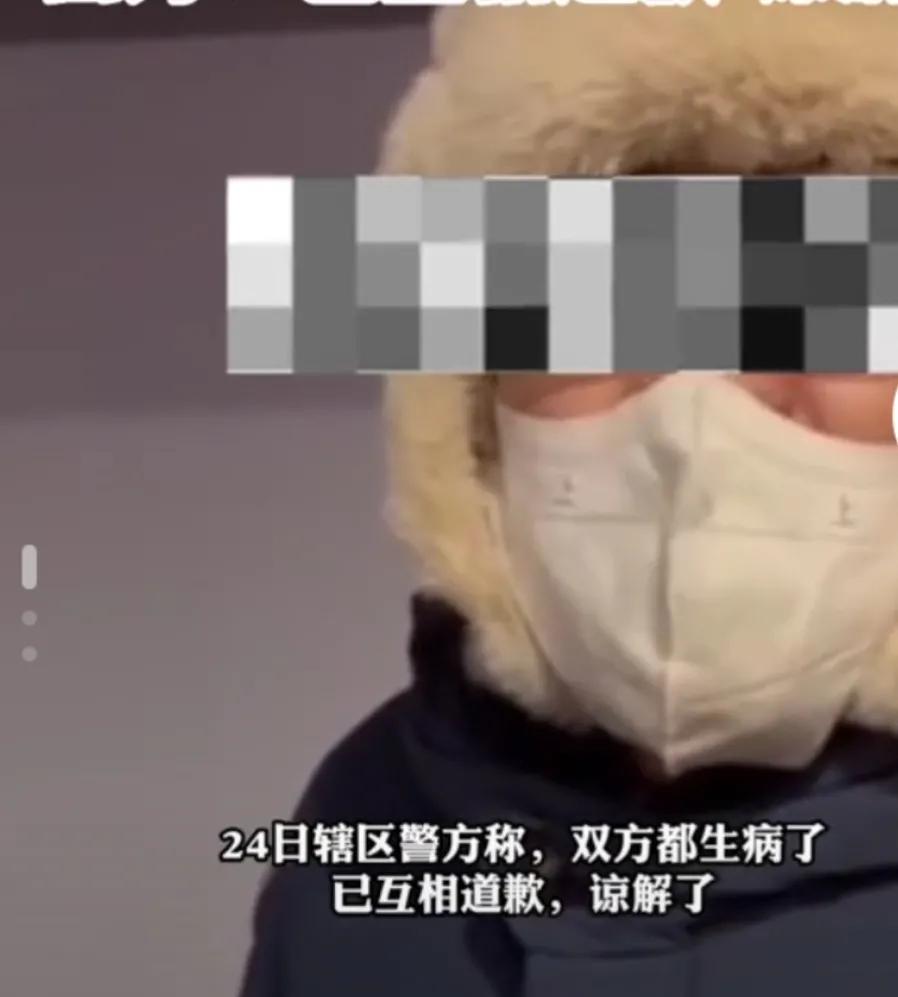 12月23日浙江杭州，女子给邻居赠药，因头晕延误送药时间，被对方踹门辱骂！网友们