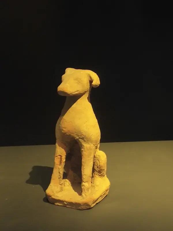 2026年2月27日，“现代网红表情包与上古文物神同步”话题刷屏。甘肃博物馆的三