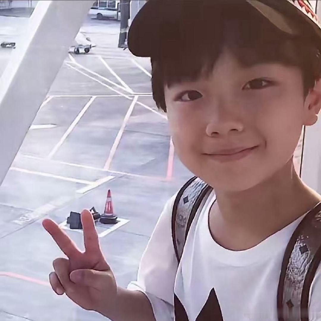 苏新皓被粉丝投稿上爸爸当家了 解锁苏新皓童年旧画面，幼儿园表演魔术的小宝贝，萌度