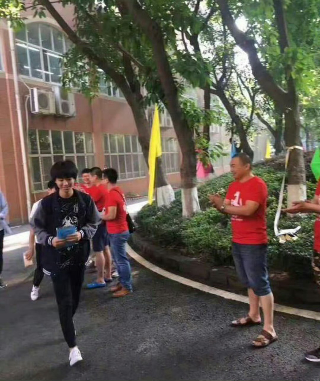 #王俊凯[超话]# 原来距离乖乖的高考生小俊，穿着校服满脸笑容去参加高考已经过去