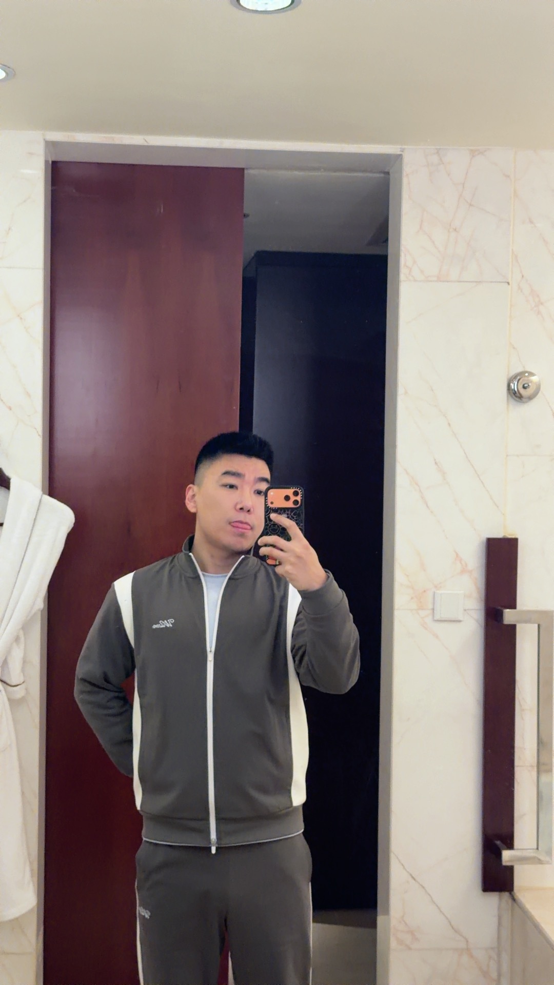 打完球一起狼人杀，最后飙演技到最后还是没能赢，真的很难受。还好网球赢了，不然输很