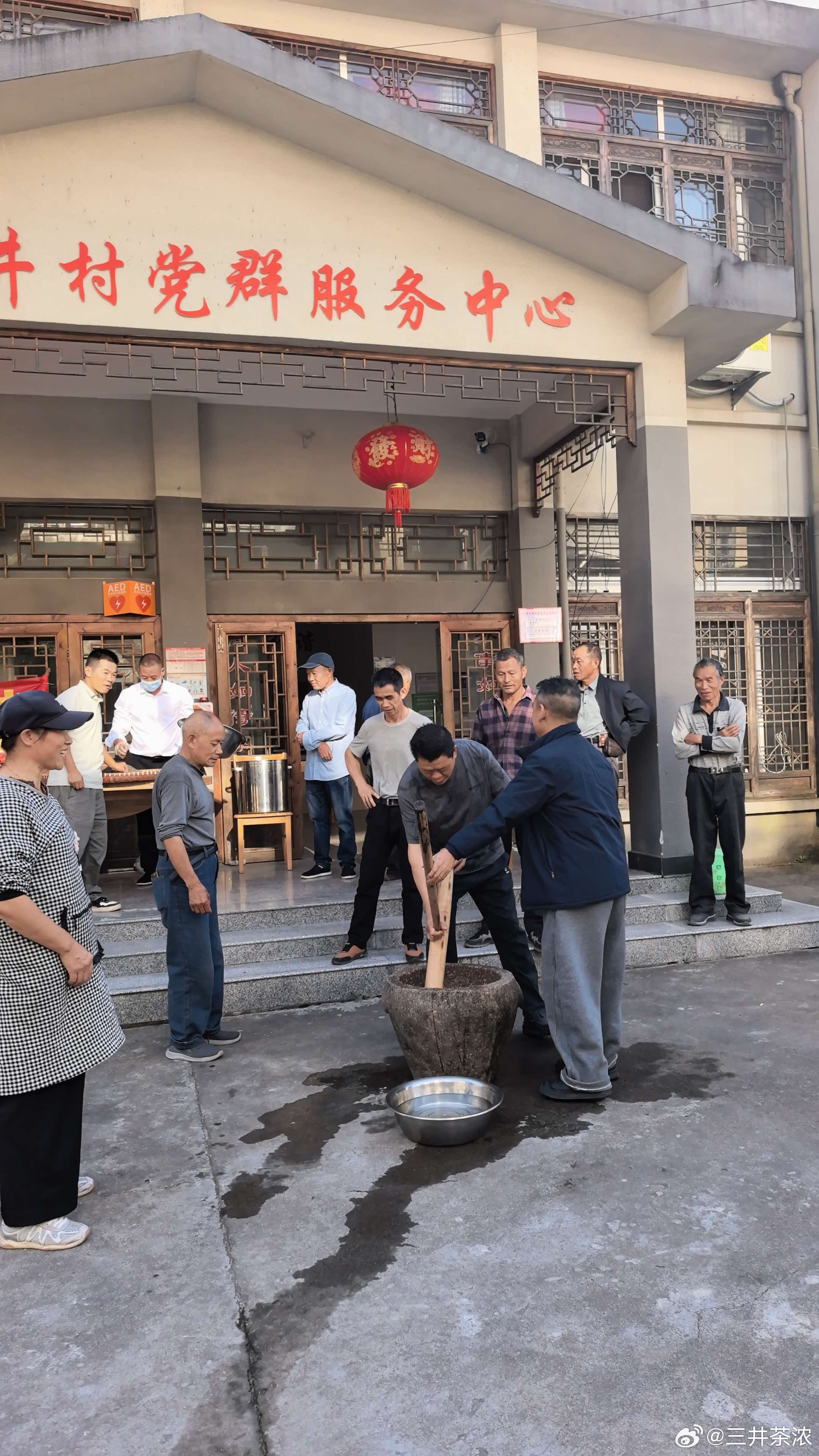 陪伴是最好的重阳礼又是一年重阳至，捶打软糯麻糍，暖心慰问长者。重阳节 ​​​