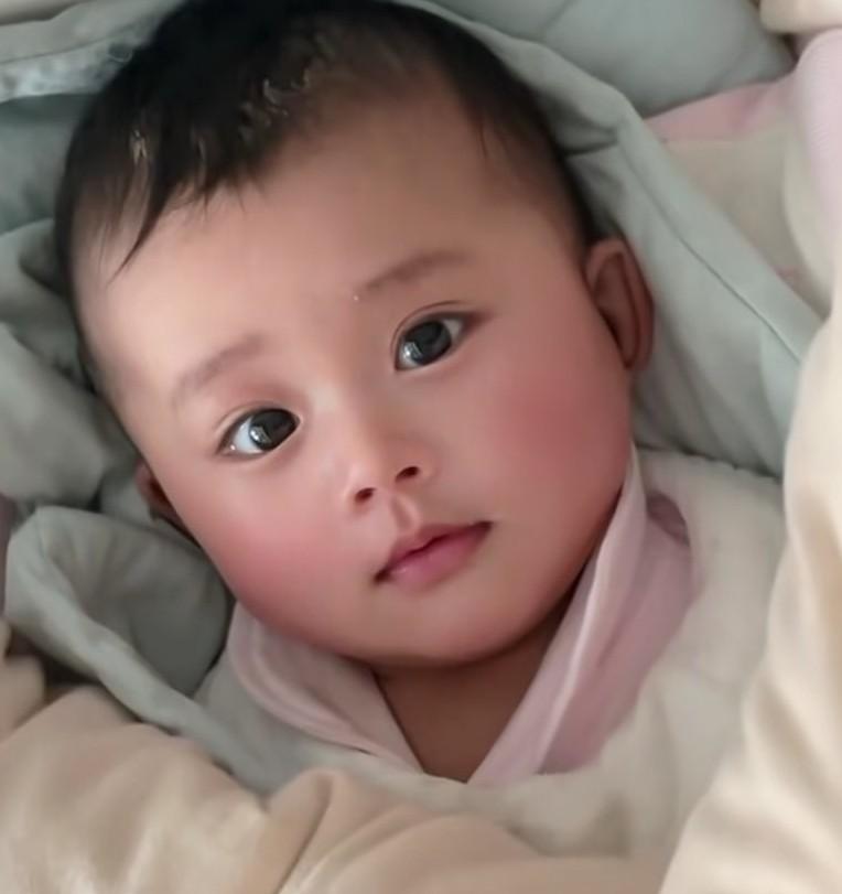 看这面相太完美了，好漂亮的一张脸，太可爱，绝对是人见人爱，花见花开，这样精致的五