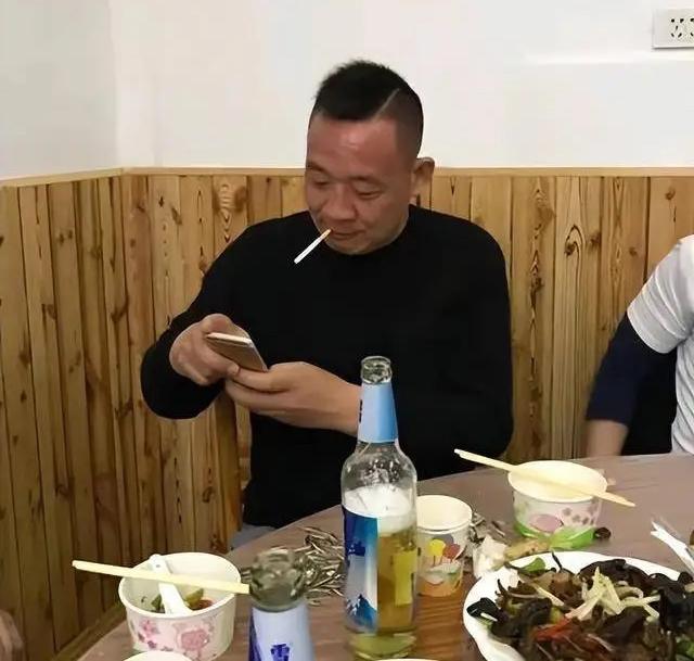 于东来身家不菲，我不关心。
他吃380的饭还是3800的饭，我也不关心。
但看到