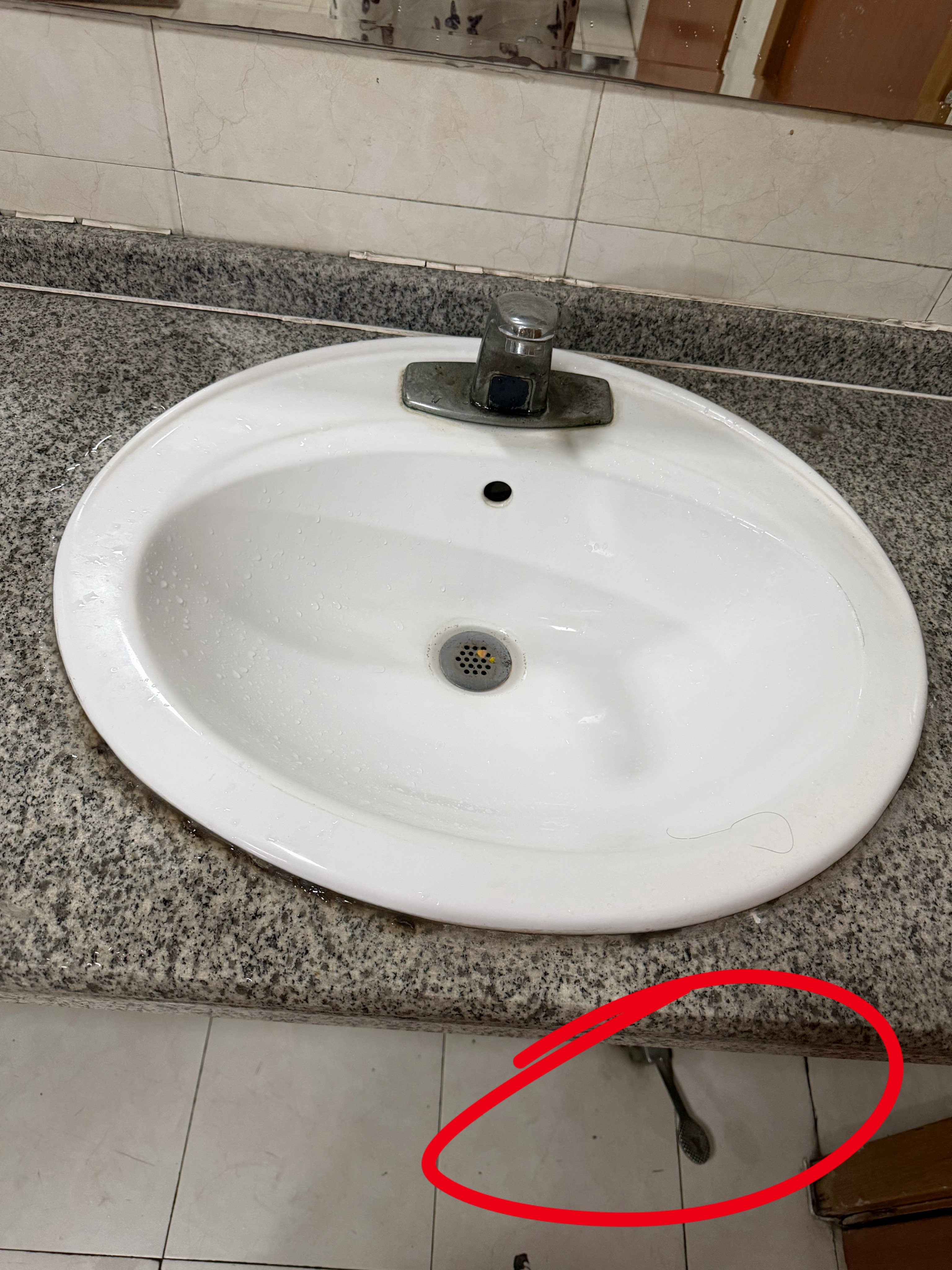 来医院，上完厕所发现水管感应不会出水了，然后旁边人提醒我脚踩下面的开关会出水突然