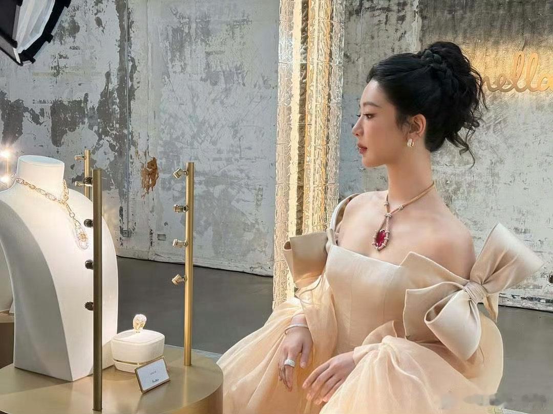 杨紫下车就库库给粉丝签名杨紫签完你的签你的 杨紫下车第一时间回应等候粉丝，不停手