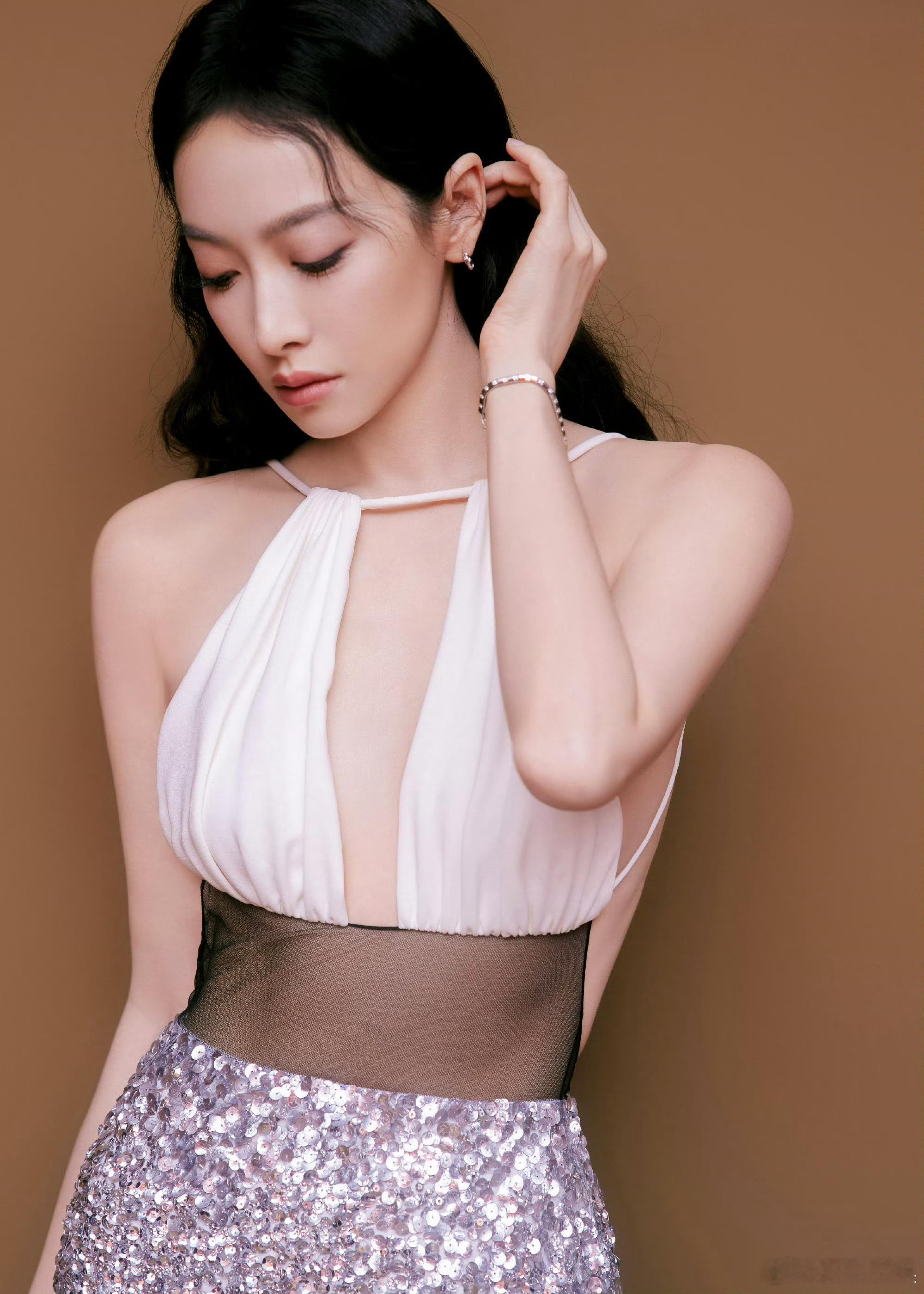 宋茜亮片露背裙，薄纱下的马甲线好绝，美太 