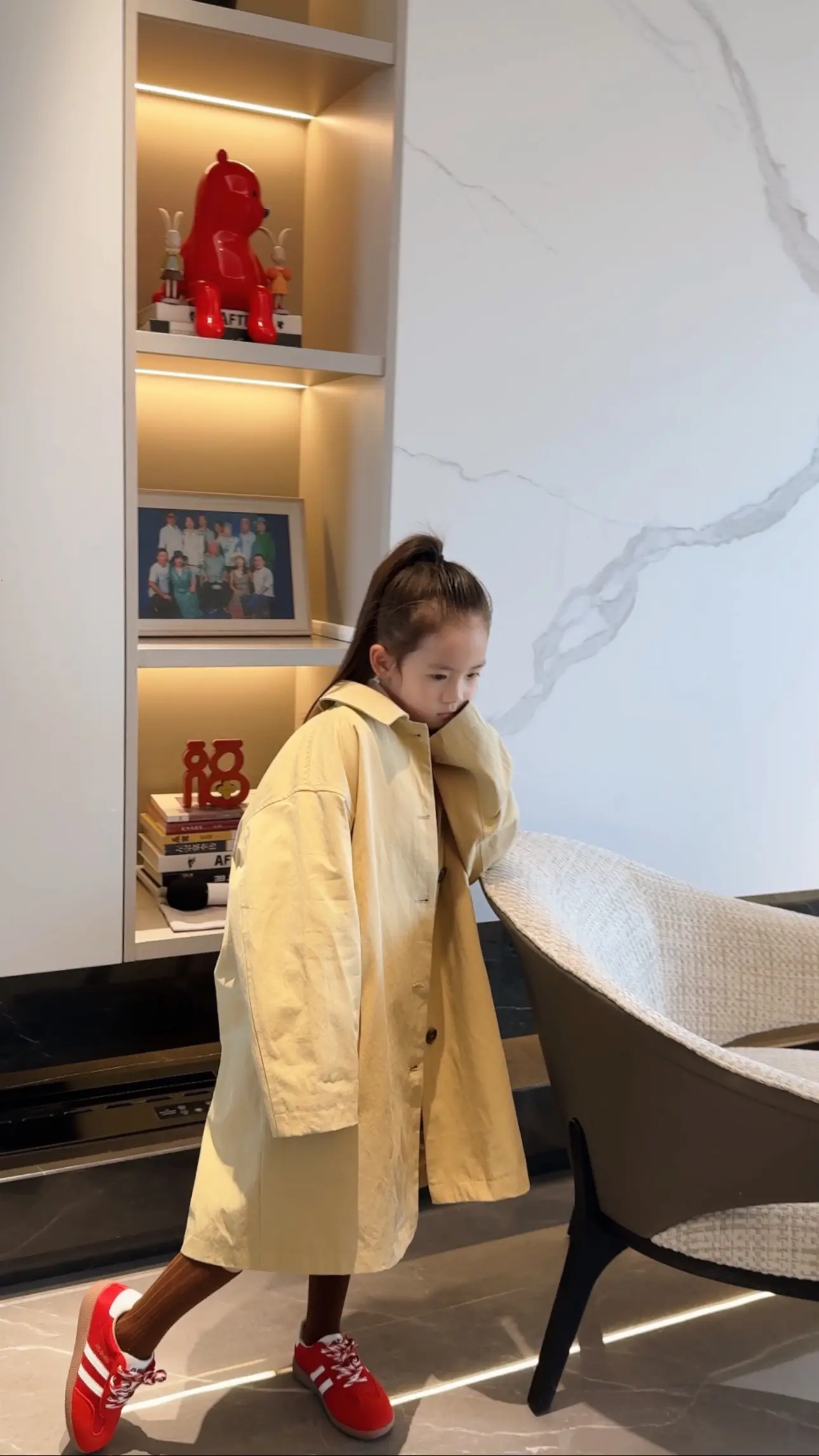 亲子风衣.红开衫.红鞋～
