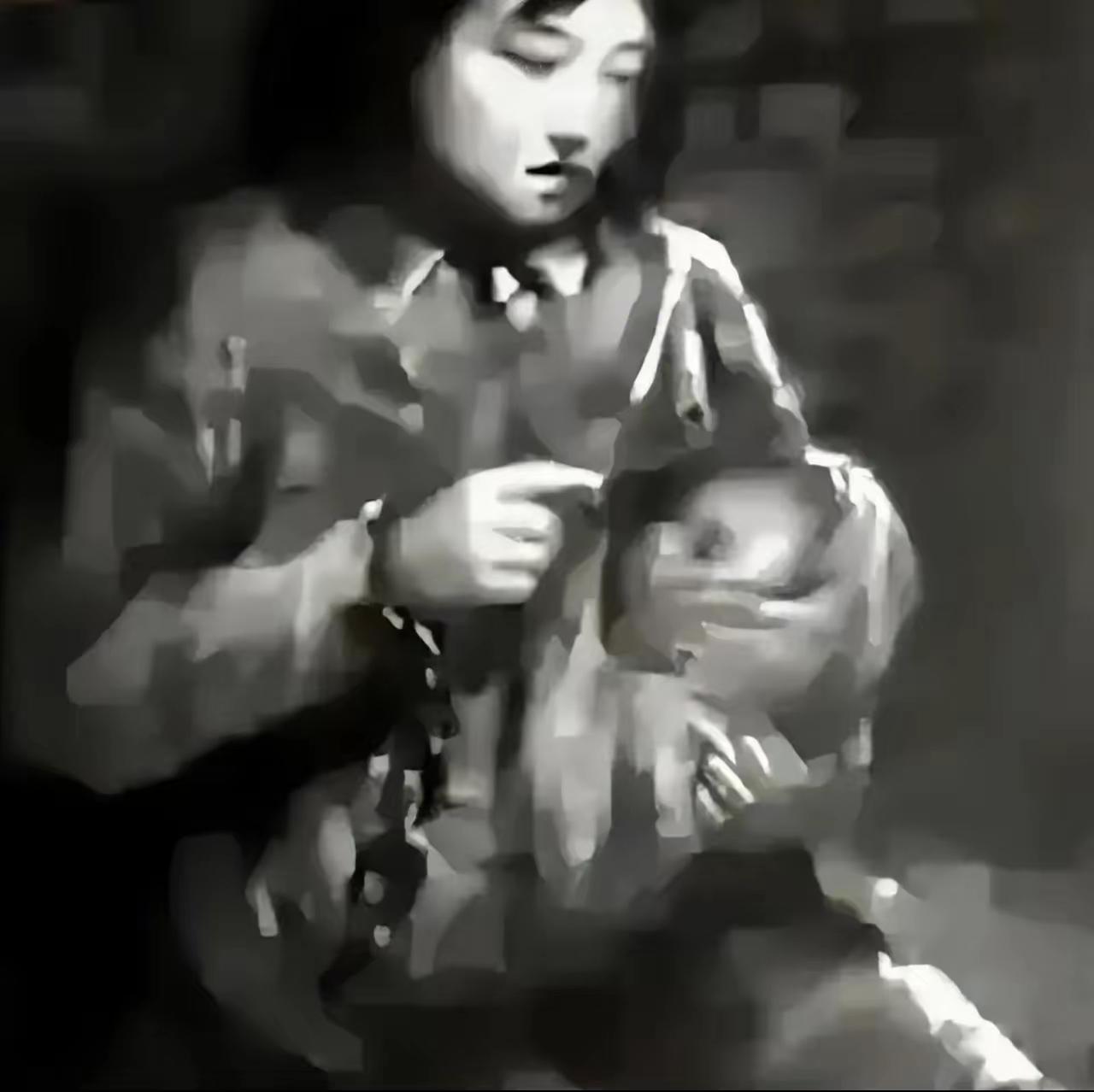 这张流传了82年的老照片，照片里的女子是22岁的抗日烈士陈若克，1941年沂蒙反